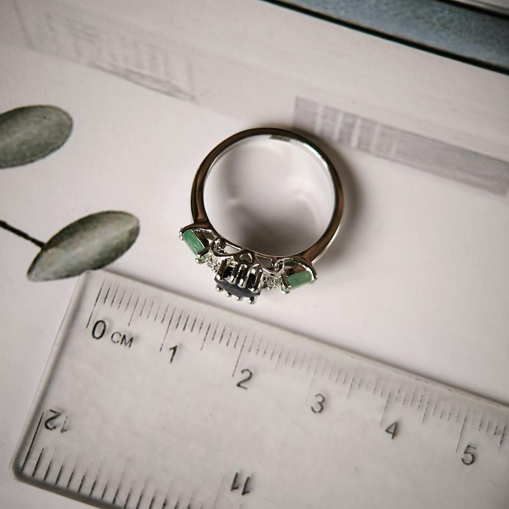 Серебряное кольцо с натуральным сапфиром 2.135ct, изумрудом, фианитами, вес изделия 3,01 гр (2180838)