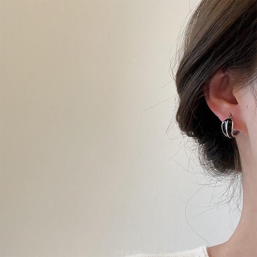 Elegant Retro Oil-Drip Round Ear Cuff Earrings - Stylish and Versatile for a High-End Look