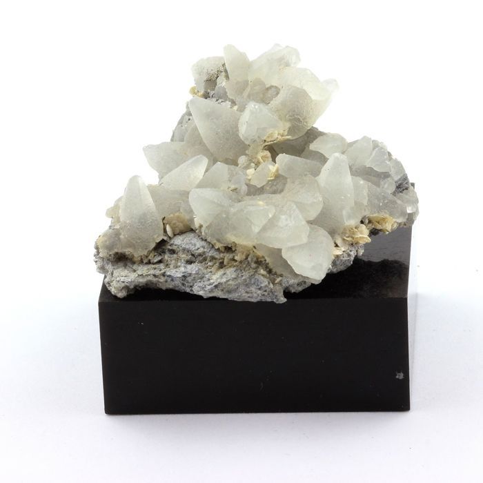 Pierres et Minéraux. Calcite + Sidérite + Pyrite. 239.40 ct. Saint-Barthélemy-de-Séchilienne, Isère, France.