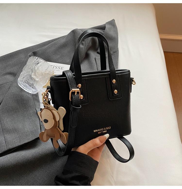 

В этом году популярные сумки-ведра — это женские осенне-зимние универсальные модные сумки-мессенджеры через плечо на одном плече высокого класса, популярные сумки. with pendant чёрный