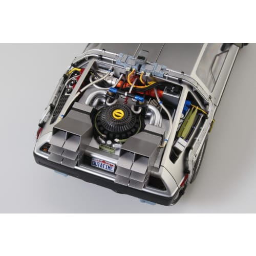 Aoshima Bunka Kyozai Movie Mecha No. BT-01 Back To the Future Part I Time Machine 1/24 Scale Plastic Model