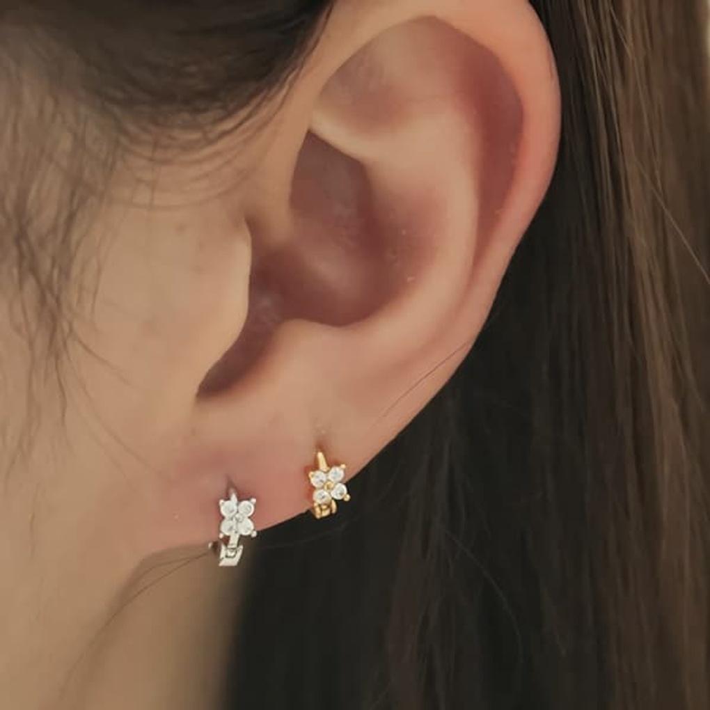 Women's One-Touch Four Flower Piercing Inner Conch Earrings