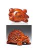 Geschnitztes Ebenholz-Ornament einer goldenen Schildkröte für die Feng Shui-Dekoration von Zuhause und Büro
