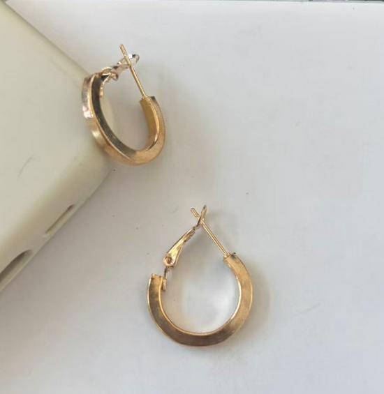 Korean Style Geometric Twisted Heart Earrings: Light Luxury Multi-Layer Niche Ear Jewelry for Women