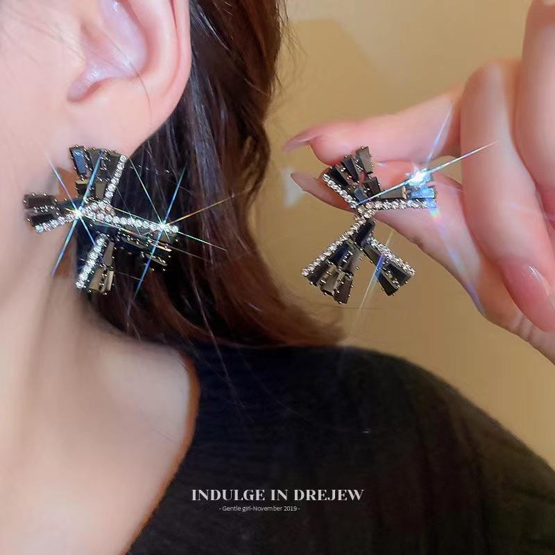 Fashion Geometric Bow Flower Pearl Earrings Women'S Premium Versatile Small Fragrant Wind Earrings