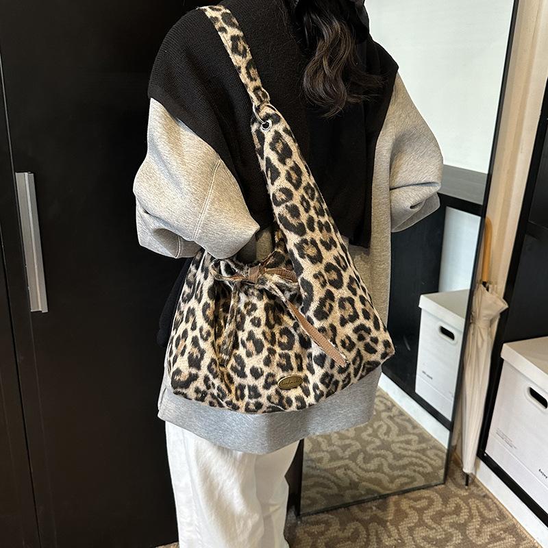 

Новая студенческая сумка через плечо в ленивом стиле, двусторонняя модная холщовая сумка, сумка под мышкой, повседневная универсальная сумка-тоут 41*10*41 хаки