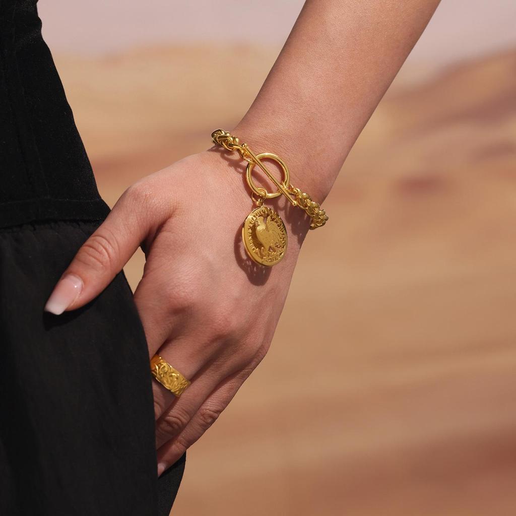 Qiong Yao OT Buckle Gold-Plated Hip Hop Bracelet with Round Pendant