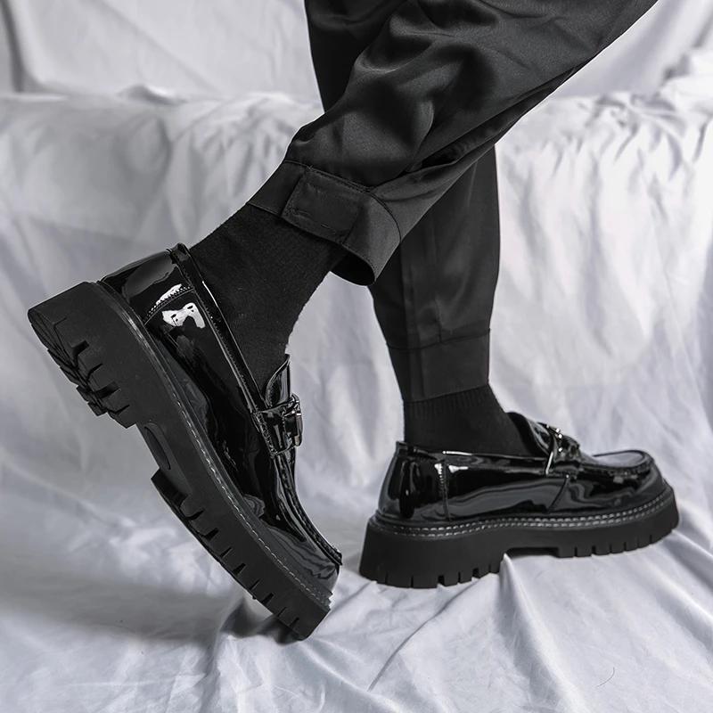 Nové Oxfordky pro muže Černé lakované mokasíny Kulatá špička Pánská formální obuv Obchodní Ručně vyráběné