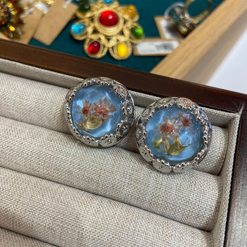 Exquisite Design Ancient Amber Dried Flower Earrings French Retro Plated 18K White Gold Premium Personality Earrings