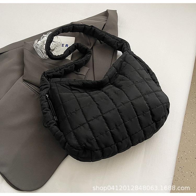 

Folded cloud bag women s commuter large-capacity shoulder bag high-end sense niche diamond dumpling bag retro messenger bag чёрный