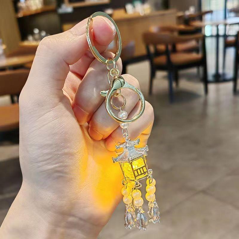 Breloc Lanternă Palat Luminoasă: Breloc pentru Geantă de Damă & Accesoriu Auto cu Pandantiv Stil Antic