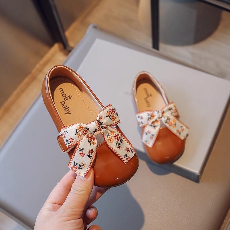 

Осенние новые модные универсальные кожаные туфли для девочек, универсальные студенческие туфли на мягкой подошве с бантом, одинарные туфли 34 коричневый