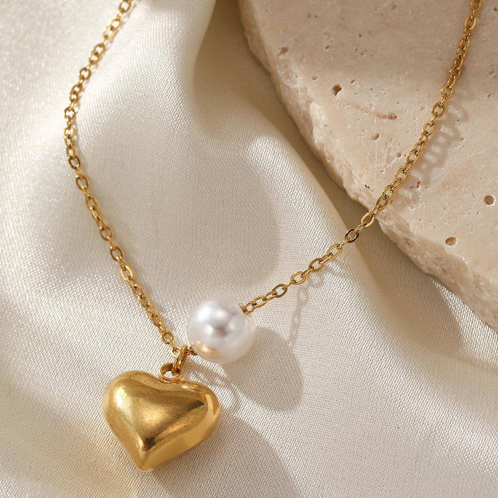 Stainless Steel Necklaces White Imitation Zircon Love Heart Shape Exquisite Elegant Design Pendant Necklaces For Women Zircon