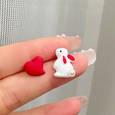 Brincos Divertidos Fofos de Coelhinho Branco Assimétricos Amor Pequenos Doces