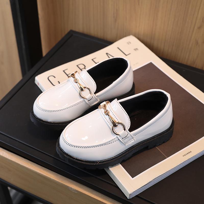 

2024 Модная корейская кожаная обувь для детей: Повседневные туфли на плоской подошве для мальчиков и туфли в стиле вестерн для девочек 21-25, 5 pairs in one hand белый