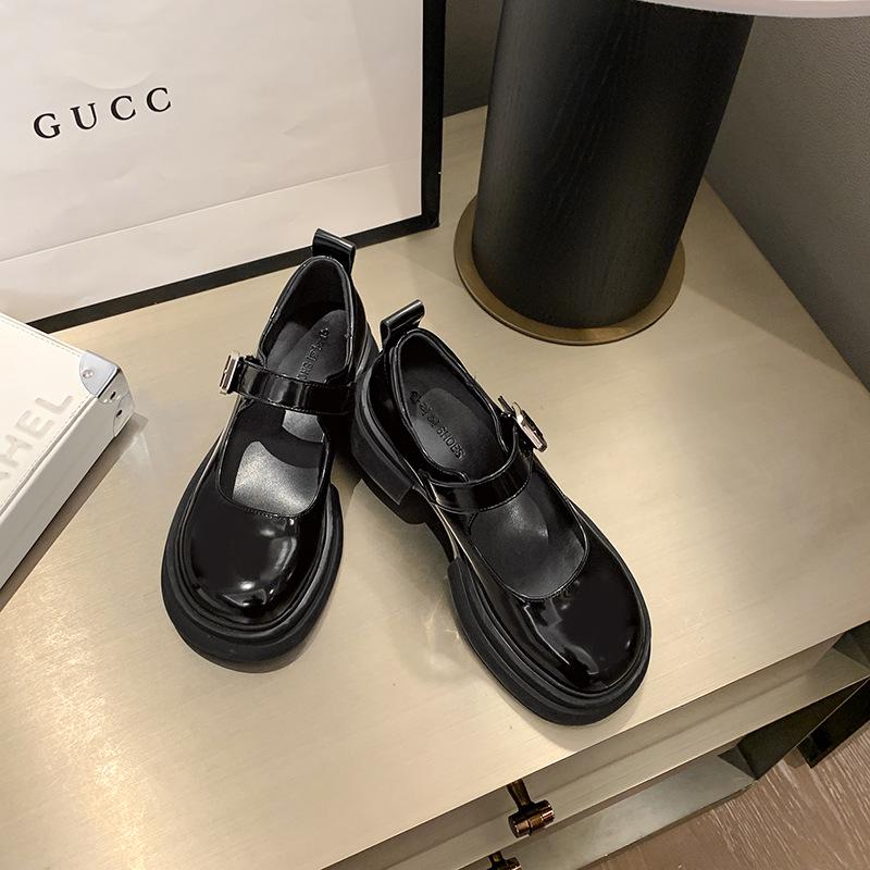 

Жіночі чорні лофери Mary Jane у студентському стилі на товстій підошві та підборах – французький шик на весну та осінь 2023 36