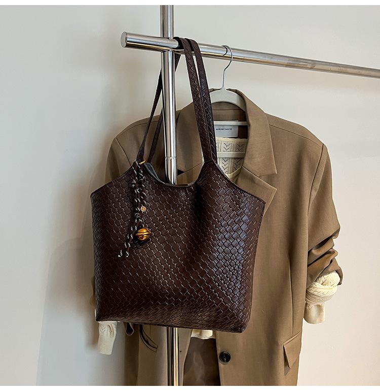 Women's Large-capacity Shoulder Bag 2025 Winter New Versatile Commuter Bag, Underarm Bag, Popular Tote Bag Trend This Year