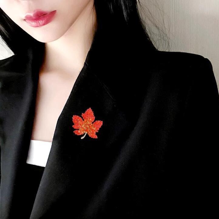 Exquisite Red Maple Leaf Breast Flower, High-End Temperament Suit Pin, Women'S Luxurious Versatile Accessory