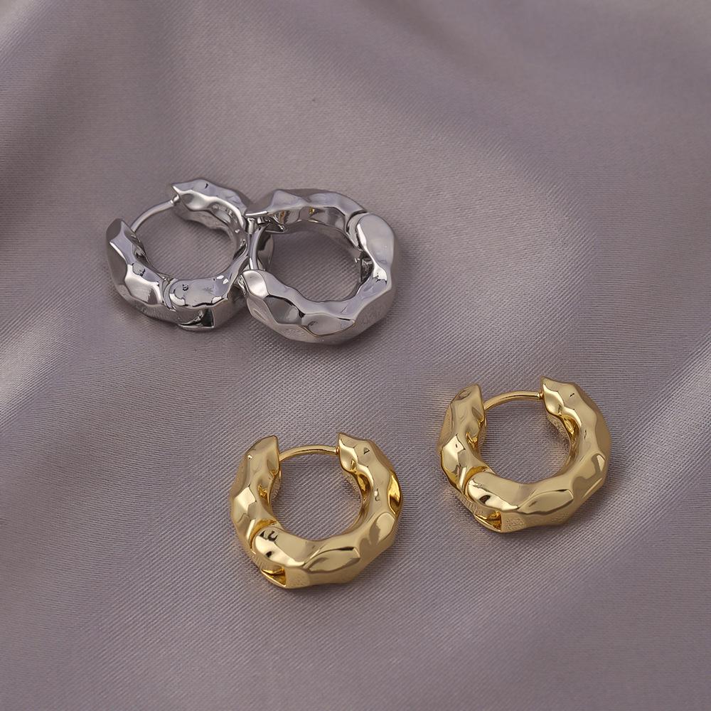 

Korean High-End Niche Copper Hoop Earrings: Elegant, Versatile, and Non-Fading. Silver E-054