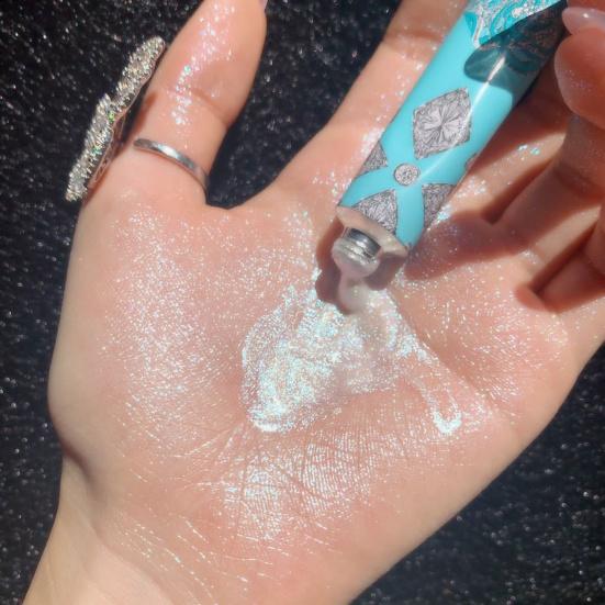 Kosmetický rozjasňovač na obličej na párty