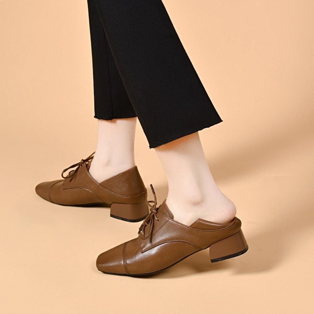 Damen-Frühlingsschnür-Ballerinas mit eckiger Spitze, bequeme kleine Einzelschuhe, ein Schuh und zwei kleine Lederschuhe.