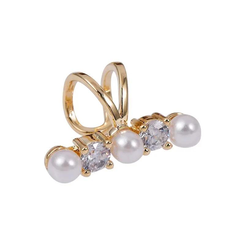 Elegant Zirconia Pearl Ear Cuff - Luxurious and Chic Design