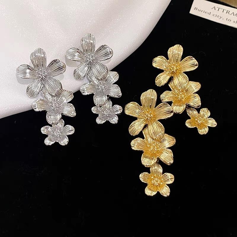 Vintage Large Flowers Dangle Earrings for Women Splicing Metal 3D Flowers Ear Pendant Statement Earrings Jewelry Accessories