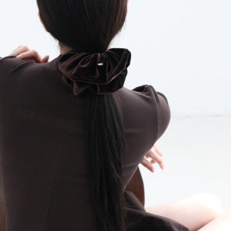 

NOCTURN NOCTURN GRACE VELVET MEDIUM SCRUNCHIE (4color) black