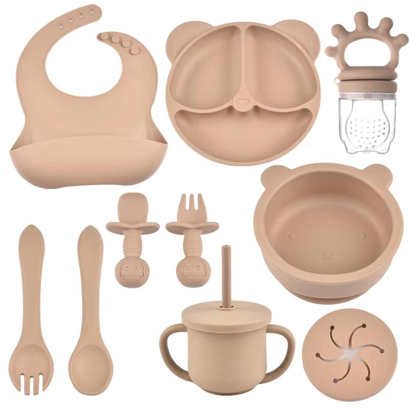 9 delar/set BPA-fri Silikon Baby Matningsset Sugkoppsskål Delad Middagstallrik Mug med Sugrör Sked Gaffel Justerbar Haklapp Barnservis