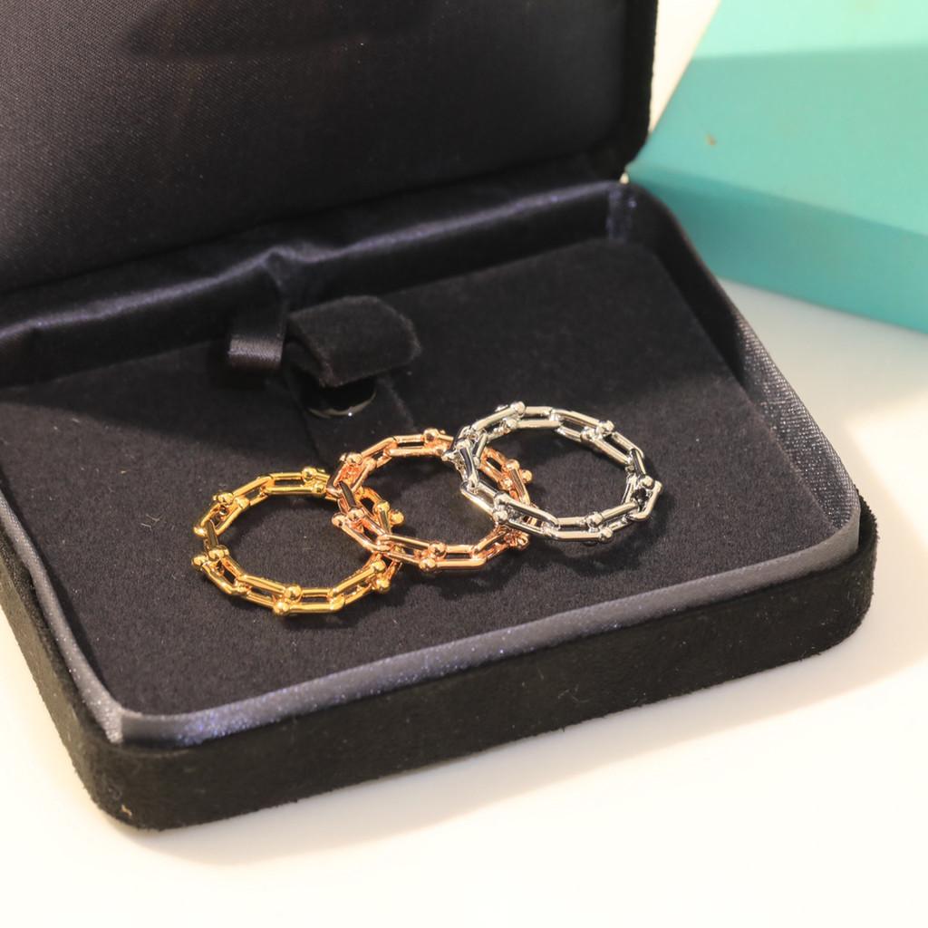 The ring is made of aurous material, which is breathtakingly beautiful. This summer, the hottest new item is the dual color electroplating 18k