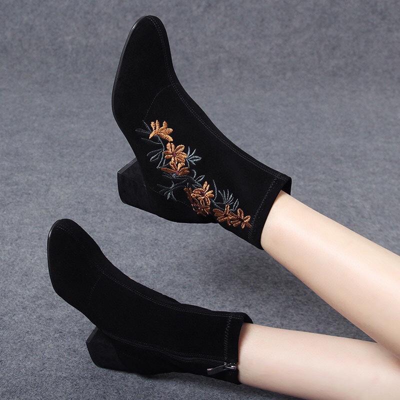 Women's 2025 autumn and winter new black matte sheepskin ethnic style embroidered fashion boots round head middle heel comfortable thin boots