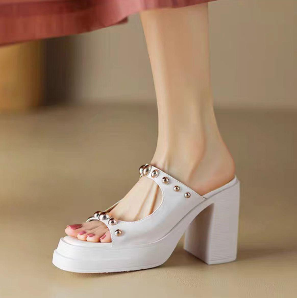 

2025 весна толстый каблук открытый носок крутые тапочки женские новые корейские версии фея однословное перетаскивание заклепки полые крутые тапочки на высоком каблуке 35