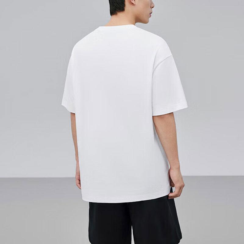 Anta Lifestylová série Pánské všestranné volné tričko s potiskem písmen odvádějící vlhkost s kulatým výstřihem a krátkým rukávem Magnolia-White 972428106-1