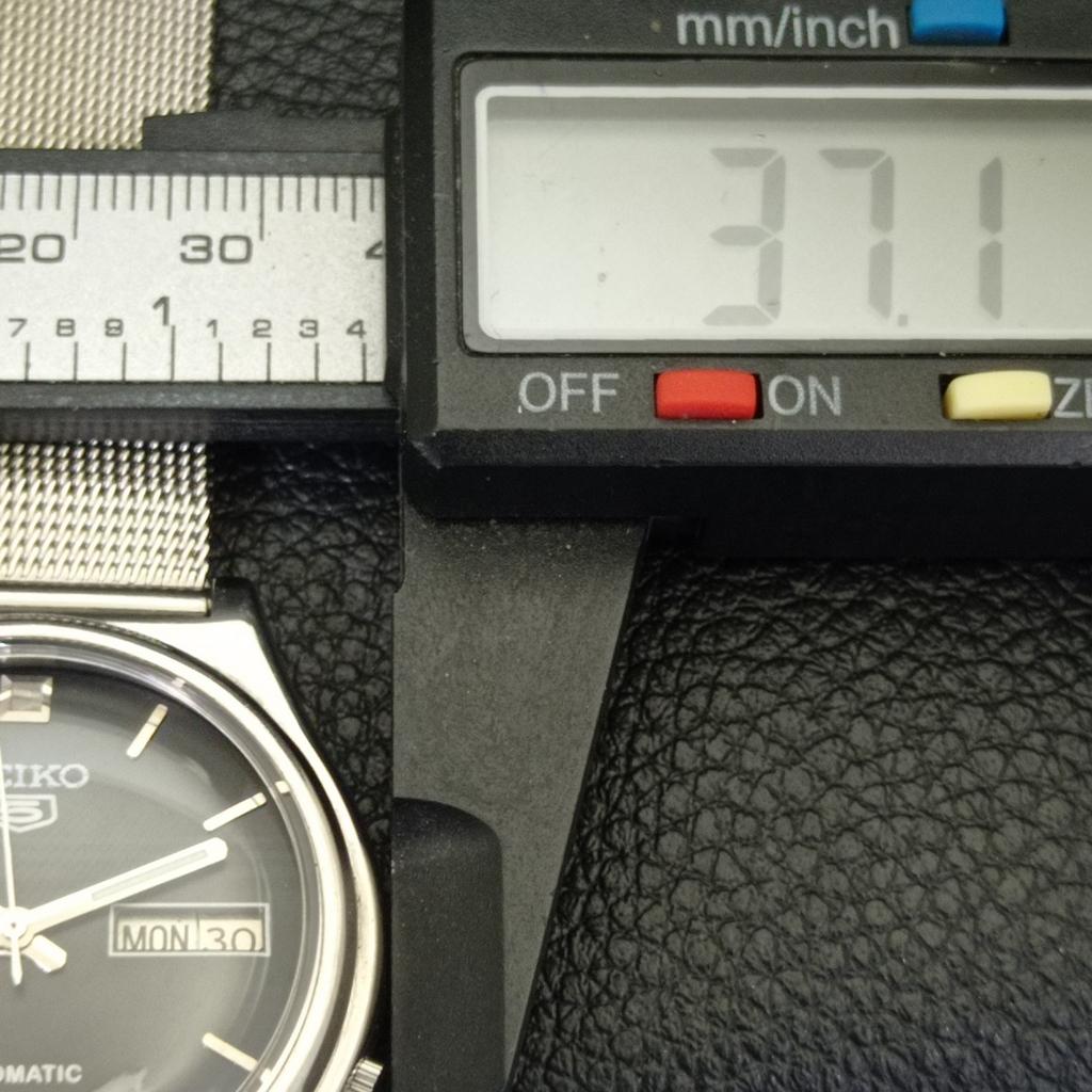 SEIKO 5 AUTOMATIC 7009A JAPAN MENS VINTAGE BLACK COLOR DIAL WATCH a701539-5 R206b-a701539