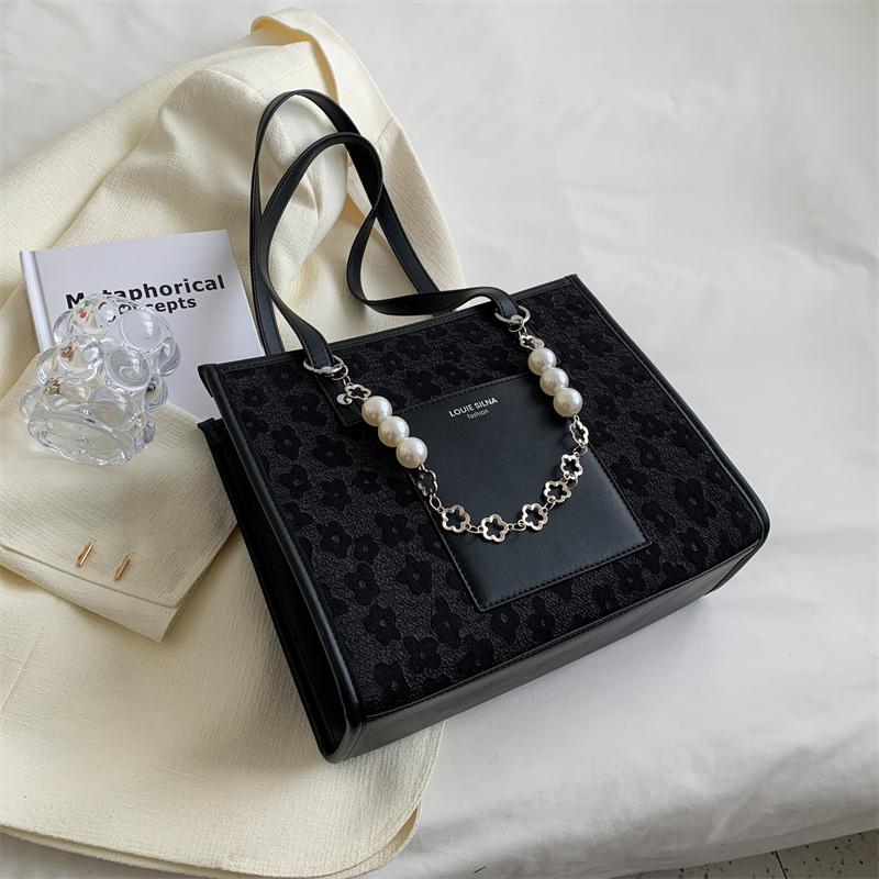 Internet celebrity fashion bag female 2024 new spring large capacity pearl chain shoulder bag niche design underarm bag