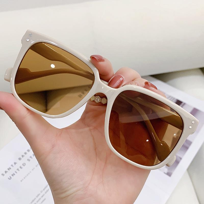 2025 Retro Square Frame Unisex Sunglasses – Trendy Fashion with Rice Nail Accent