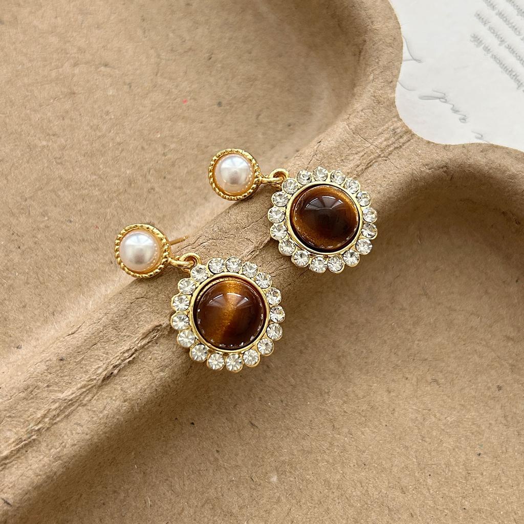 Maillard retro tiger's eye earrings, high-end diamond-set pearl stud earrings, niche design, light luxury geometric earrings for women