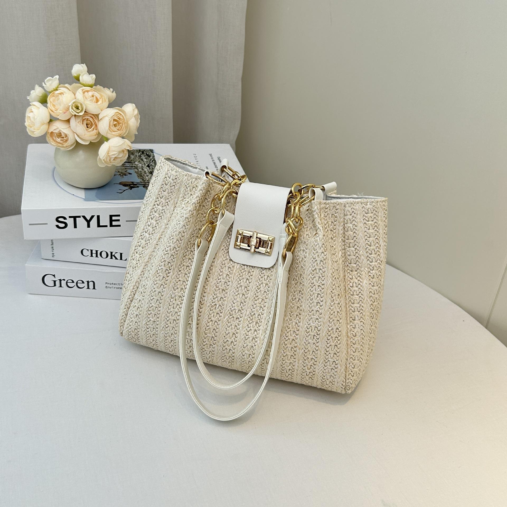 

Portable shoulder bag, personalized lock, contrasting grass woven bag, simple classic rhombus embroidered bucket bag, women s bag