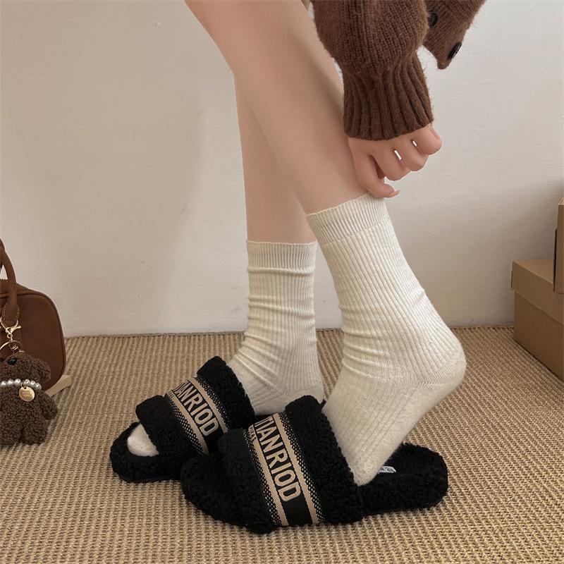 Korean version of Xiaoxiangfeng fluffy slippers women's outer wear 2025 autumn and winter new velvet warm flat bottom embroidered one-character cott