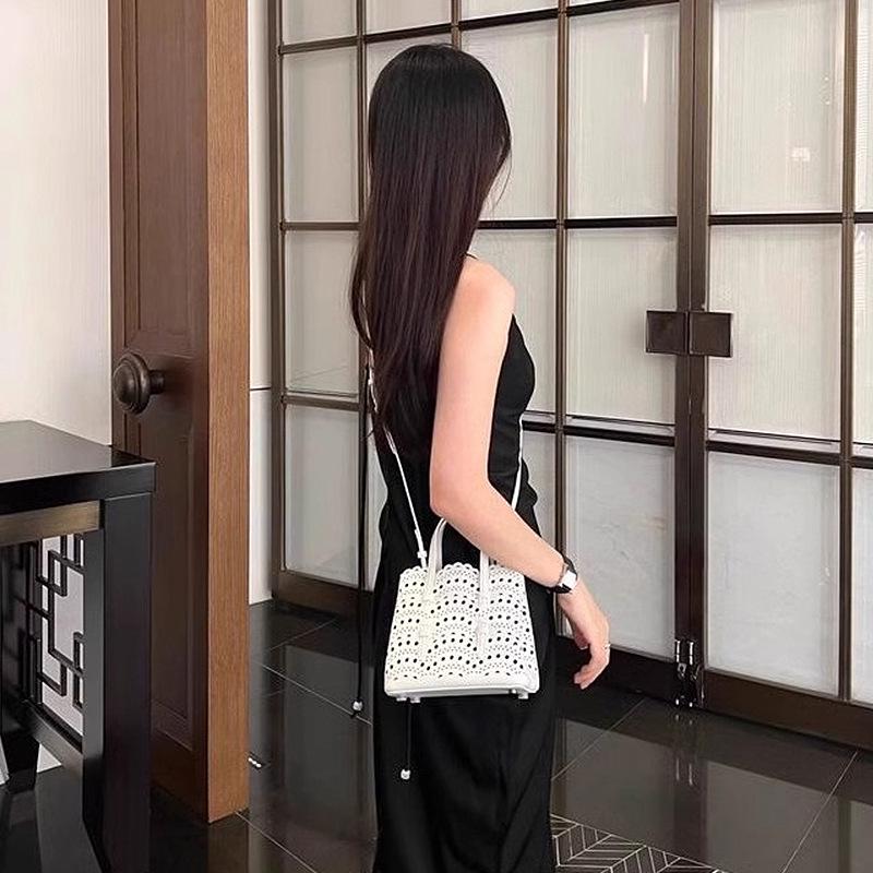 Dámská crossbody kabelka z ručně broušené hovězí kůže, laserově řezaná, z pravé kůže