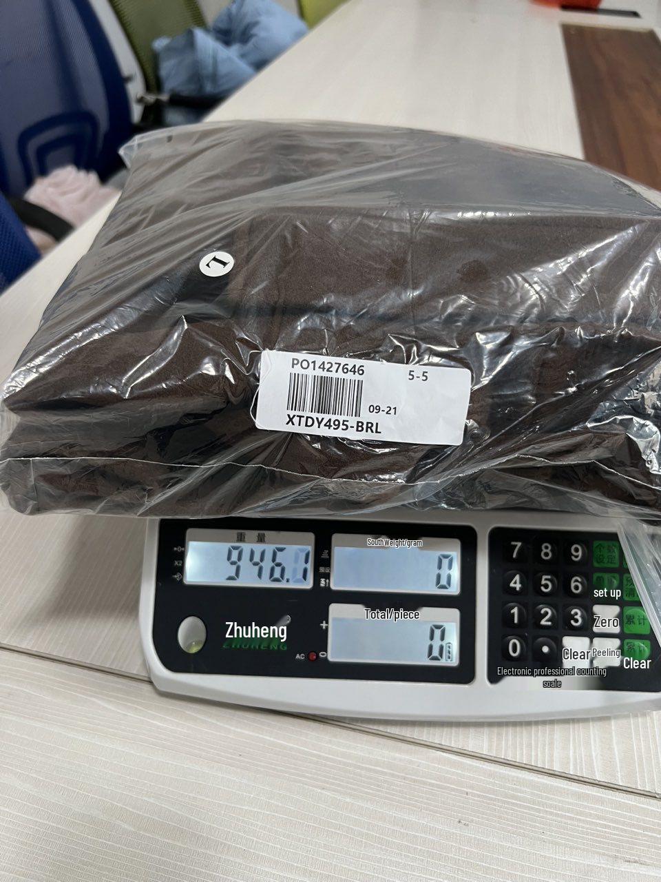 

В наявності: Елегантне пальто з лацканами та поясом на талії з хутряними манжетами, весна 2025 Large