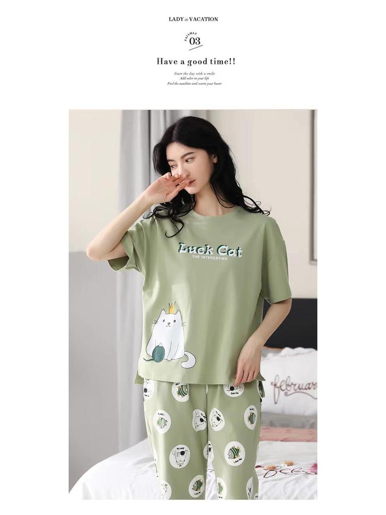 Completo estivo da donna taglie forti con top a maniche corte e pantaloni cropped