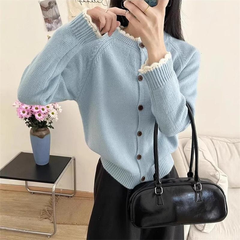 Ein sanfter Stil, farblich abgesetzter Spitzenpullover mit Rundhalsausschnitt, eine neue lockere, süße und jugendliche Strick-Cardigan-Jacke für Damen im Herbst und Winter