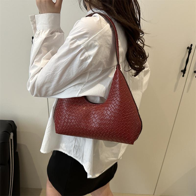 Retro Fashion Woven Pattern Embossed Bag Women's 2025 New Autumn and Winter Niche High-end Commuter Underarm Shoulder Bag
