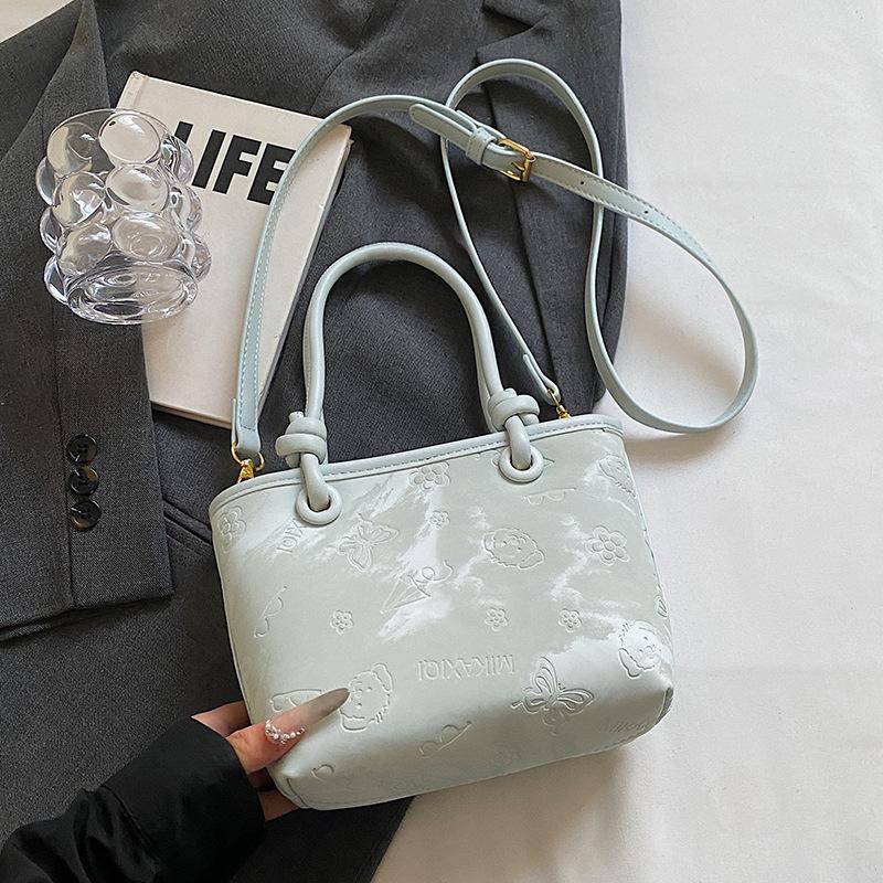 2025 new Korean version of casual niche fashionable embossed portable bucket bag girls commuting shopping versatile messenger bag