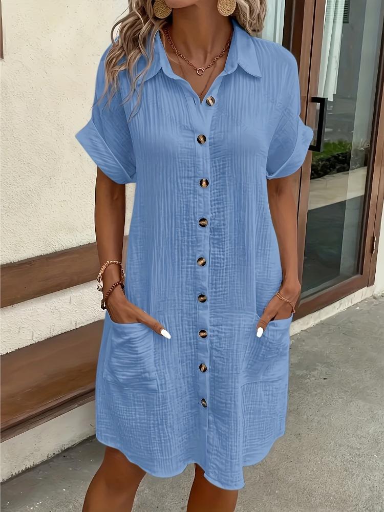 Minimalistisches Weißes Hemdblusenkleid Aus Atmungsaktivem Stoff, Mit Einem Scharfen Kragendesign und Ordentlich Angeordneten Knöpfen, Die Einen Hauch von Vintage-Charme Verleihen