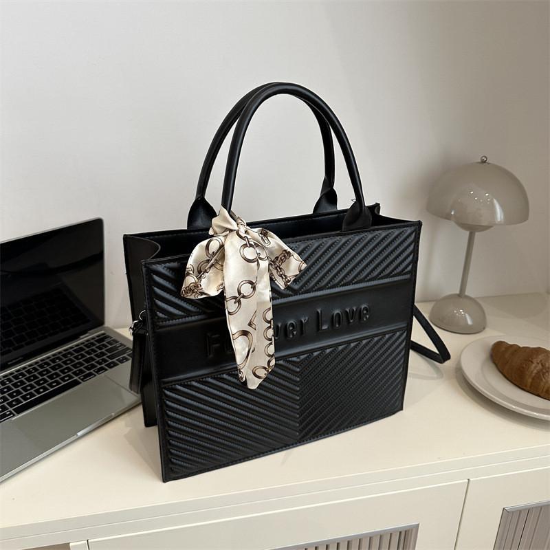 

Модная женская сумка-тоут на цепочке через плечо большой вместимости и с трендовым дизайном Black