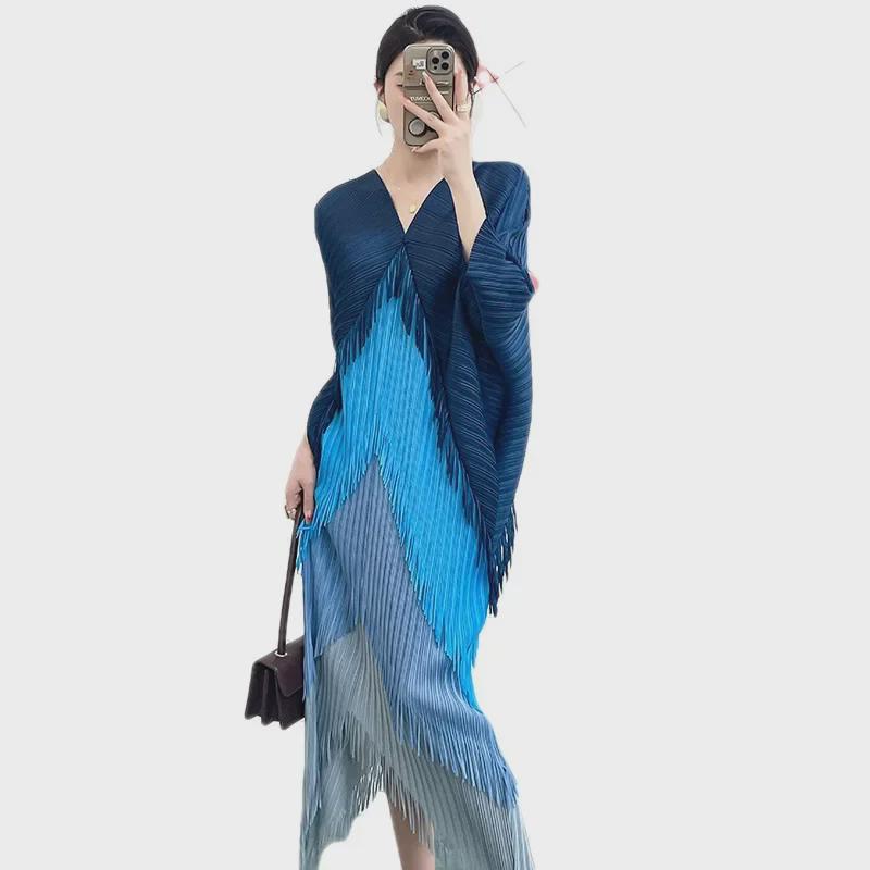 "Vestido Miyake Plissado Gradiente com Franjas - Moda Primavera 2025, Corte Slim"