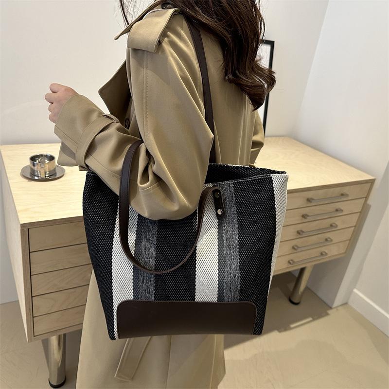Fashion Niche Design Foreign Style Commuter Portable Lazy Wind Women's Bag 2025 New Tote Bag Trendy Underarm Shoulder Bag