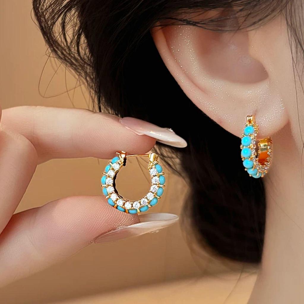 Blue Turquoise Diamond Round Ear Cuff: Elegant, Simple Design with High-End Feel - Versatile, Exquisite Jewelry.